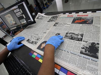 Mengintip Proses Digitalisasi Koran Cetak