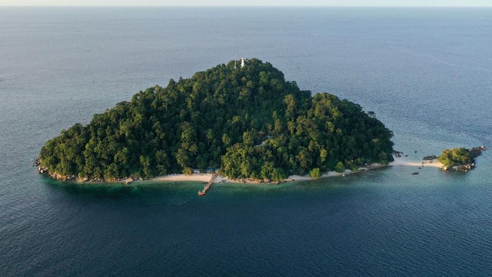 Satgas Operasi Bima Suci (OBS) 2020, Taruna-taruna AAL dan dibantu warga memindahkan logistik dan alat kesehatan untuk diberikan kepada personel Pamtas di Pulau Laut, Kepulauan Riau.