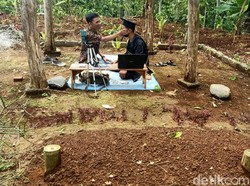 Bangga dan Sedihnya Ibu Mahasiswa IAIN Purwokerto yang Wisuda di Makam Ayah