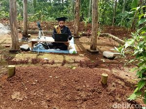 Haru Mahasiswa IAIN Wisuda di Makam Ayah: Semoga Bapak Bangga Haru Mahasiswa IAIN Wisuda di Makam Ayah: Semoga Bapak Bangga