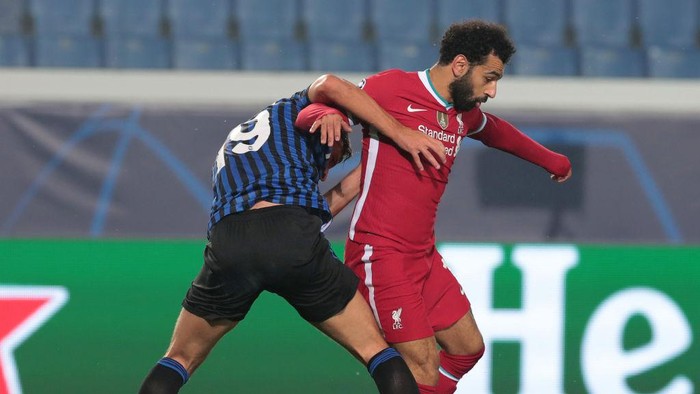 BERGAMO, ITALY - NOVEMBER 03:  Mohamed Salah of Liverpool FC is challenged by Berat Djmsiti of Atalanta BC during the UEFA Champions League Group D stage match between Atalanta BC and Liverpool FC at Gewiss Stadium on November 03, 2020 in Bergamo, Italy. (Photo by Emilio Andreoli/Getty Images)