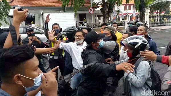Momen Aksi Damai Tolak FPI Berujung Ricuh di Surabaya