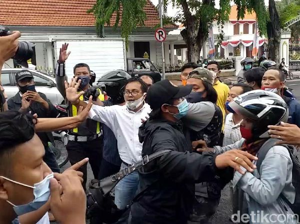 Momen Aksi Damai Tolak FPI Berujung Ricuh di Surabaya