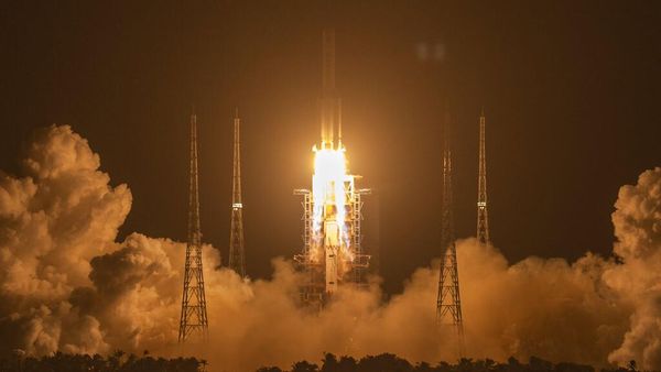 Potret Peluncuran Pesawat Robotik China ke Bulan Ambil Bebatuan