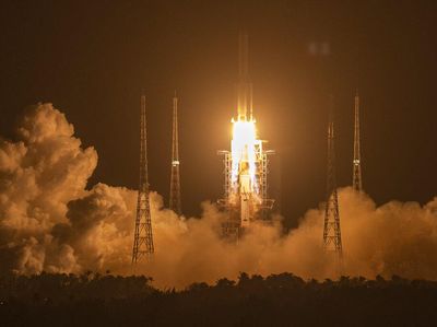 Potret Peluncuran Pesawat Robotik China ke Bulan Ambil Bebatuan