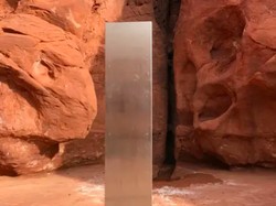 Tugu Logam Misterius Ditemukan di Gurun Terpencil, Karya Seni atau Alien?