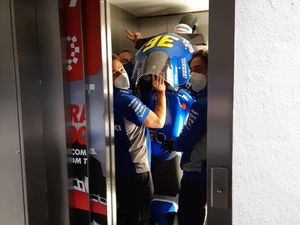 Motor Joan Mir Dipaksa Masuk ke Lift, Begini Jadinya Motor Joan Mir Dipaksa Masuk ke Lift, Begini Jadinya