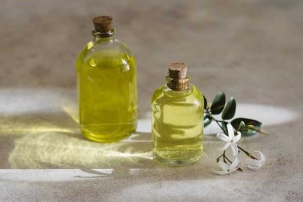 Olive Oil/freepik.com bahan pokok dapur ini juga bisa digunakan untuk mendapatkan hasil cukur yang mulus.