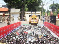 Ribuan Botol Miras Hasil Razia Saat Pandemi COVID-19 di Sidoarjo Dimusnahkan