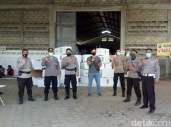 Surat Suara Datang, Polisi Jaga Ketat Gudang Logistik KPU Banyuwangi