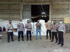 Surat Suara Datang, Polisi Jaga Ketat Gudang Logistik KPU Banyuwangi Surat Suara Datang, Polisi Jaga Ketat Gudang Logistik KPU Banyuwangi