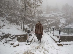 Membeludaknya Wisatawan di Kashmir Usai Ditutup 2 Tahun