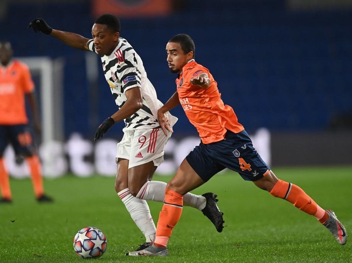 Manchester Uniteds French forward Anthony Martial (L) is challenged by Istanbul Basaksehirs Brazilian defender Rafael during the UEFA Champions League football match group H, between Istanbul Basaksehir FK and Manchester United, on November 4, 2020, at the Basaksehir Fatih Terim stadium in Istanbul. (Photo by OZAN KOSE / AFP)