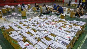 Ratusan Mahasiswa Lipat Surat Suara Pilkada di Palu