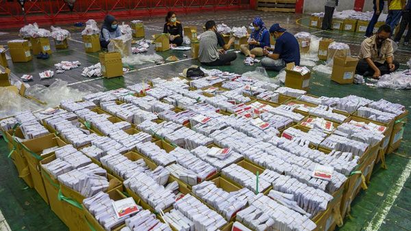 Ratusan Mahasiswa Lipat Surat Suara Pilkada di Palu