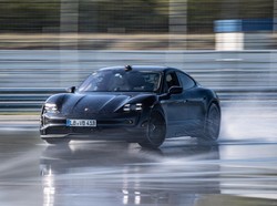 Porsche Taycan Pecahkan Rekor Drift Terpanjang