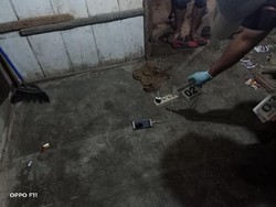 ABG Tewas Tersambar Petir Saat Main HP yang Sedang Di-charge