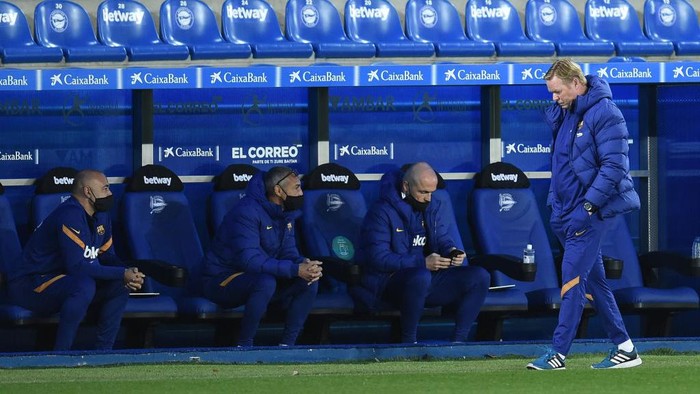 VITORIA-GASTEIZ, SPAIN - OCTOBER 31: Ronald Koeman, Head Coach of Barcelona reacts during the La Liga Santander match between Deportivo Alavés and FC Barcelona at Estadio de Mendizorroza on October 31, 2020 in Vitoria-Gasteiz, Spain. Sporting stadiums around Spain remain under strict restrictions due to the Coronavirus Pandemic as Government social distancing laws prohibit fans inside venues resulting in games being played behind closed doors. (Photo by Juan Manuel Serrano Arce/Getty Images)