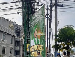 Satpol PP Sumedang Menurunkan Sejumlah Baliho Habib Rizieq