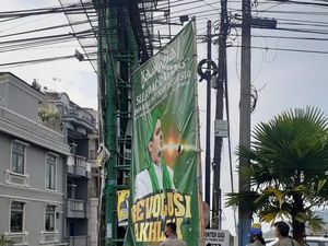Satpol PP Sumedang Menurunkan Sejumlah Baliho Habib Rizieq Satpol PP Sumedang Menurunkan Sejumlah Baliho Habib Rizieq