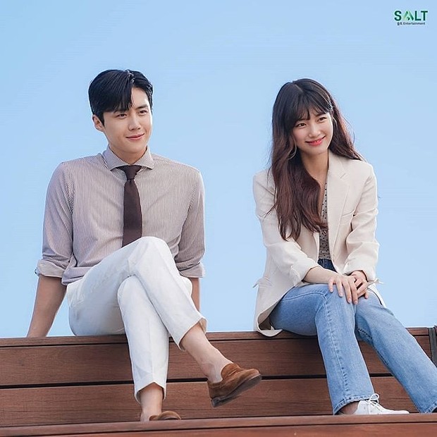 Seo Dal Mi kerap menggunakan sneakerd meskipun ia juga mengenakan high heels dalam acara formal.