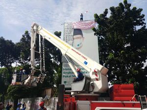 Pria Bawa Bendera Panjat Tiang Reklame di Mabes Polri, Dievakuasi Damkar Pria Bawa Bendera Panjat Tiang Reklame di Mabes Polri, Dievakuasi Damkar
