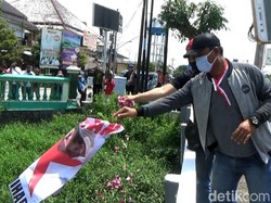 Aksi Tolak HRS di Jateng: Dibubarkan Polisi-Poster Habib Rizieq Dilarung