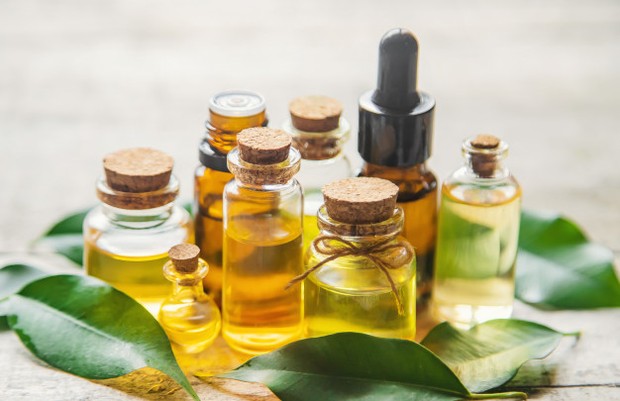 Tea tree oil/freepik.com Memiliki sifat antibakteri alami yang membantu menjaga kulit tetap bersih dan sehat.