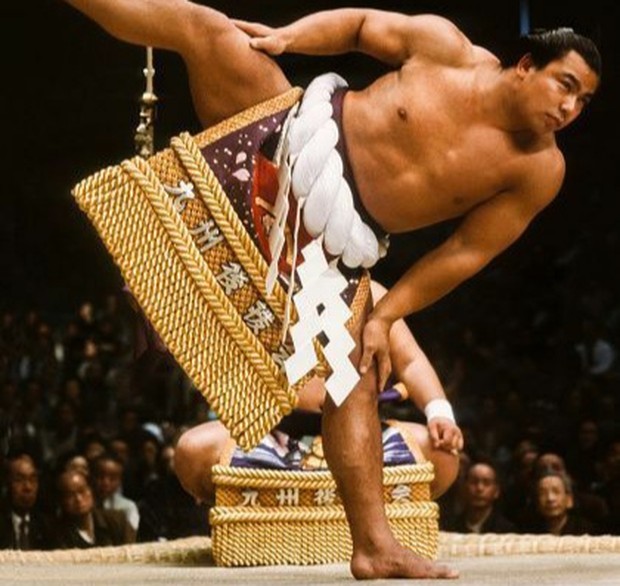 Thong digunakan oleh atlet sumo di Jepang/Foto: Pinterest Fashion item wanita yang awalnya digunakan oleh pria