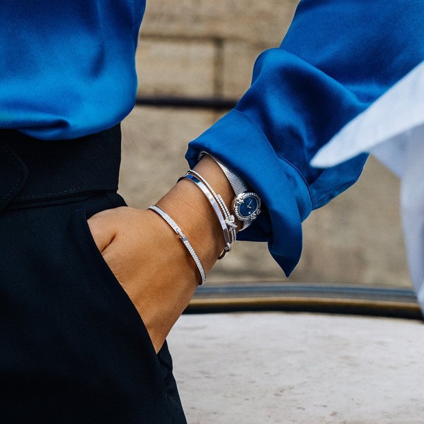 Memadukan gelang dan jam tangan jadi pilihan terbaik untuk tampil lebih stand out.