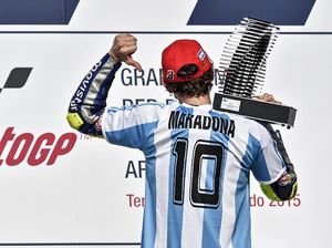 Duka Mendalam Valentino Rossi atas Meninggalnya Diego Maradona