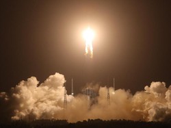 Wahana China Meluncur ke Bulan untuk Ambil Bebatuan ke Bumi