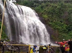 Wow! Warung Sate Maranggi Ini Ada di Tengah Curug Cikondang