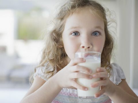Anak minum susu.