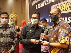 Andre Rosiade Terima Anugerah Tokoh Keterbukaan Informasi Sumbar