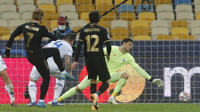 Barcelonas Antoine Griezmann, left, scores his sides fourth goal during the Champions League group G soccer match between Dynamo Kyiv and FC Barcelona at the Olimpiyskiy Stadium in Kyiv, Ukraine, Tuesday, Nov. 24, 2020. (AP Photo/Efrem Lukatsky)