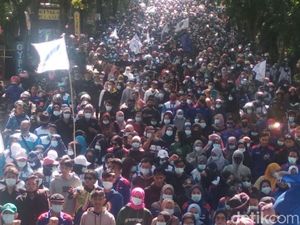 Lalin Macet Akibat Demo Buruh, Arus Kendaraan Cianjur-Bandung Dialihkan