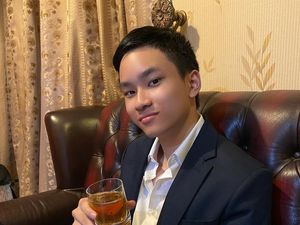 Kedekatan Azka Corbuzier dan Deddy Corbuzier saat Makan di Restoran