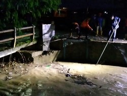 Diguyur Hujan Seharian, Jembatan Ambrol dan Banjir Terjadi di Rembang