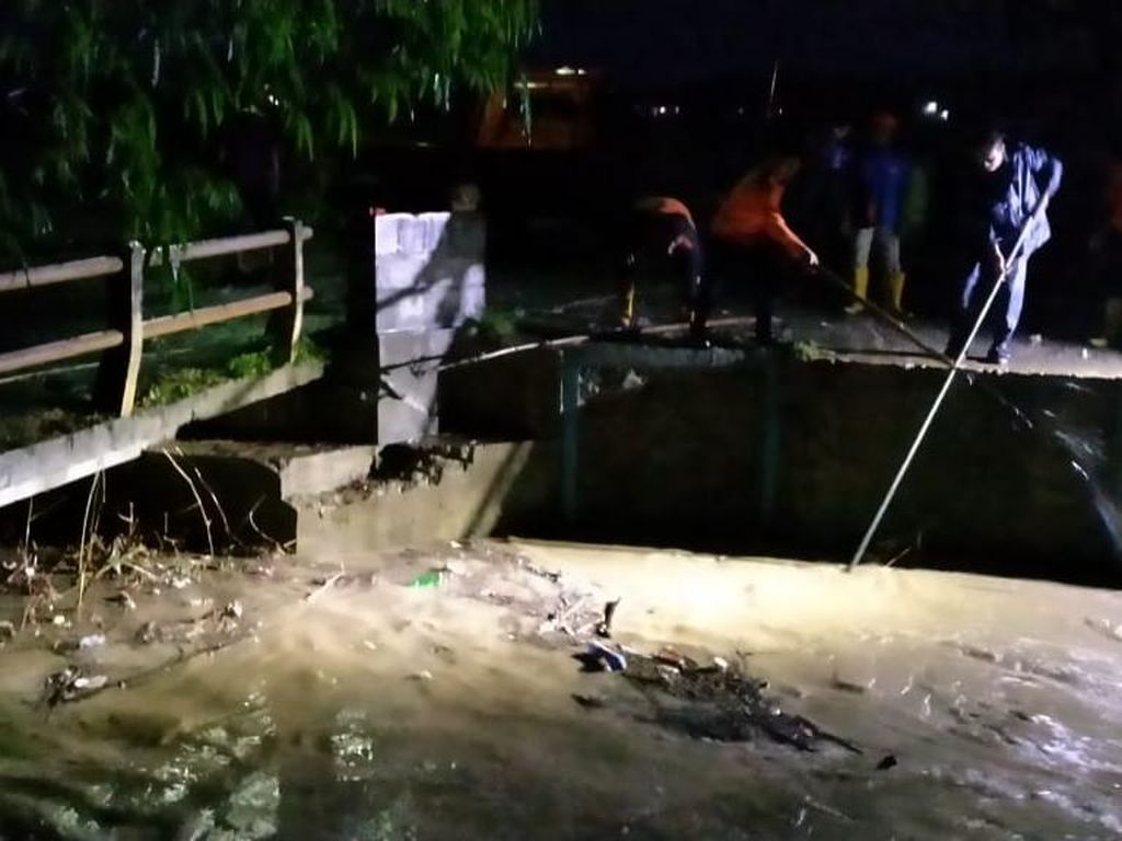 Diguyur Hujan Seharian, Jembatan Ambrol dan Banjir Terjadi di Rembang Diguyur Hujan Seharian, Jembatan Ambrol dan Banjir Terjadi di Rembang
