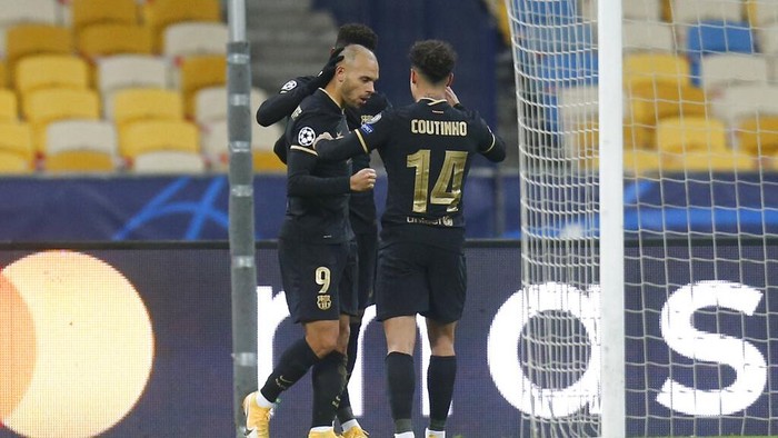 Barcelonas Martin Braithwaite, left, celebrates after scoring his sides second goal during the Champions League group G soccer match between Dynamo Kyiv and FC Barcelona at the Olimpiyskiy Stadium in Kyiv, Ukraine, Tuesday, Nov. 24, 2020. (AP Photo/Efrem Lukatsky)