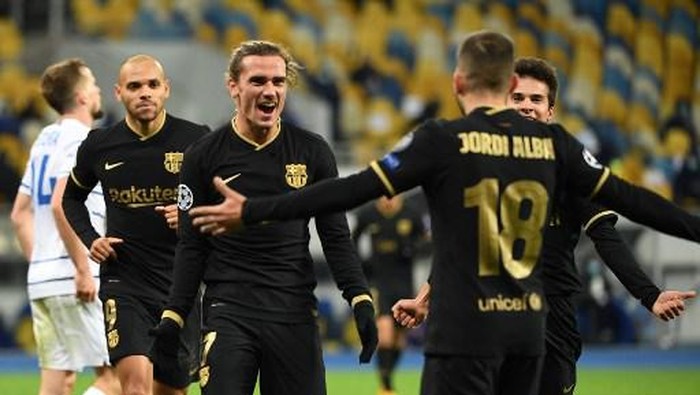 Barcelonas French midfielder Antoine Griezmann (C) celebrates with teammates after scoring his teams fourth goal during the UEFA Champions League group G football match between Dynamo Kiev and Barcelona at the Olympiyskiy stadium in Kiev on November 24, 2020. (Photo by Sergei SUPINSKY / AFP)