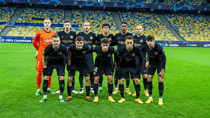 Barcelona menurunkan skuad termuda untuk pertama kali sejak 2011 saat bersua Dynamo Kiev di Kiev, Rabu 25 November 2020.