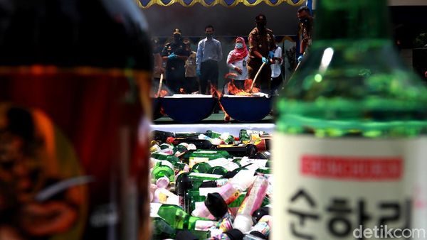 Bea Cukai Bandung Musnahkan Jutaan Rokok-Miras hingga Sex Toys