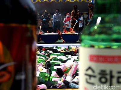 Bea Cukai Bandung Musnahkan Jutaan Rokok-Miras hingga Sex Toys