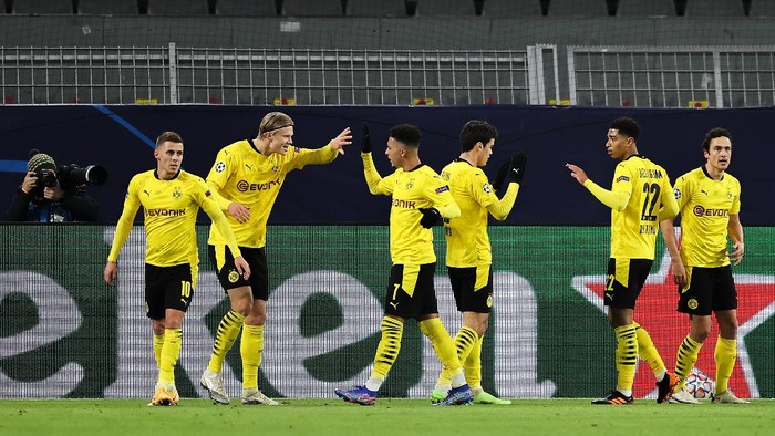 DORTMUND, GERMANY - NOVEMBER 24: Erling Haaland of Borussia Dortmund high fives team mate Jadon Sancho after scoring his teams first goal during the UEFA Champions League Group F stage match between Borussia Dortmund and Club Brugge KV at Signal Iduna Park on November 24, 2020 in Dortmund, Germany. Sporting stadiums around Germany remain under strict restrictions due to the Coronavirus Pandemic as Government social distancing laws prohibit fans inside venues resulting in games being played behind closed doors. (Photo by Lars Baron/Getty Images)