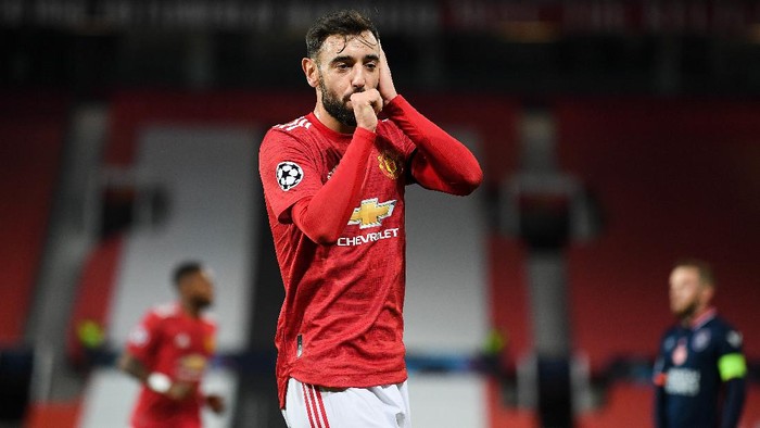 MANCHESTER, ENGLAND - NOVEMBER 24: Bruno Fernandes of Manchester United celebrates after scoring their sides second goal during the UEFA Champions League Group H stage match between Manchester United and İstanbul Basaksehir at Old Trafford on November 24, 2020 in Manchester, England. Sporting stadiums around the UK remain under strict restrictions due to the Coronavirus Pandemic as Government social distancing laws prohibit fans inside venues resulting in games being played behind closed doors. (Photo by Michael Regan/Getty Images)