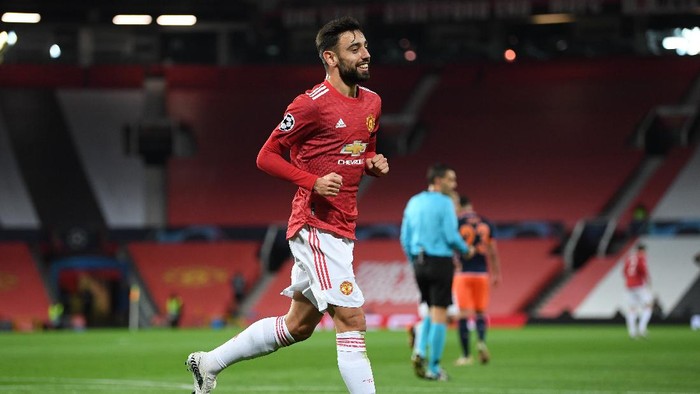 MANCHESTER, ENGLAND - NOVEMBER 24: Bruno Fernandes of Manchester United celebrates after scoring their sides second goal during the UEFA Champions League Group H stage match between Manchester United and İstanbul Basaksehir at Old Trafford on November 24, 2020 in Manchester, England. Sporting stadiums around the UK remain under strict restrictions due to the Coronavirus Pandemic as Government social distancing laws prohibit fans inside venues resulting in games being played behind closed doors. (Photo by Michael Regan/Getty Images)