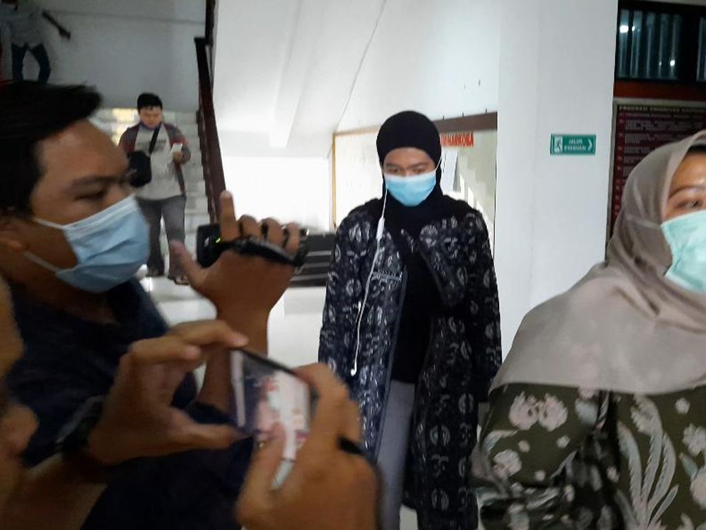 KPK Periksa Bupati Muaro Jambi Terkait Kasus Suap Ketok Palu RAPBD Jambi KPK Periksa Bupati Muaro Jambi Terkait Kasus Suap Ketok Palu RAPBD Jambi