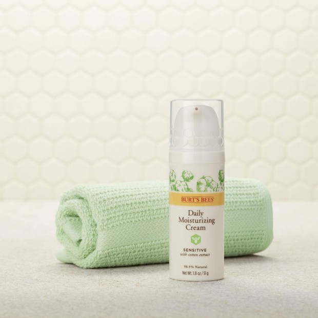 Kulit sensitif membutuhkan perawatan kulit yang menenangkan, seperti perpaduan yang menenangkan dari ekstrak beras dan lidah buaya.